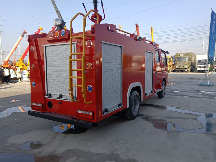 5噸消防灑水車多少錢_物業(yè)工廠小區(qū)消防車_1.5-3.5噸水罐消防車現(xiàn)車價格