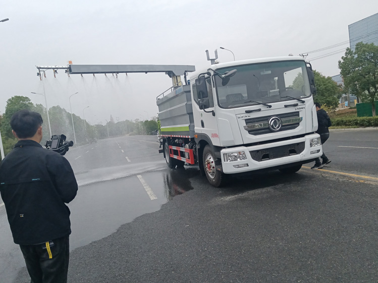 東風D9噴霧封層鐵路抑塵車-15方煤廠抑塵運輸車_榆林12方抑塵灑水車_霧化感應噴淋車_煤炭降塵車