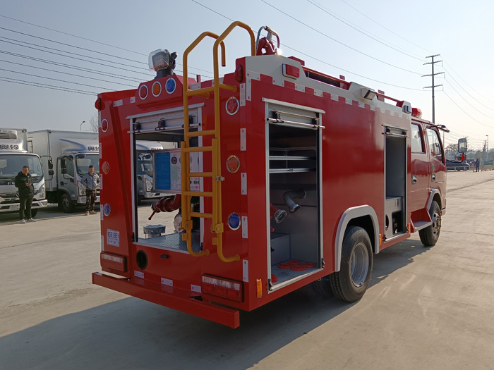 5噸消防灑水車多少錢_物業(yè)工廠小區(qū)消防車_1.5-3.5噸水罐消防車現(xiàn)車價格