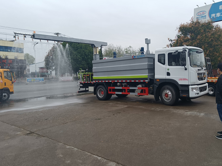 東風(fēng)D9自動(dòng)噴淋鐵路抑塵車-12噸自動(dòng)感應(yīng)噴灑_大同煤場抑塵灑水車_運(yùn)煤抑塵劑固化劑噴灑