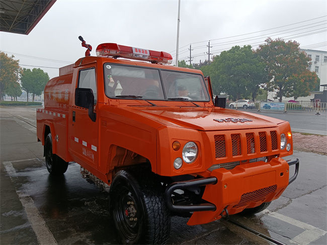 森林巡邏消防車_越野消防灑水車_內(nèi)蒙古遼寧_山區(qū)林場草原消防救火車_北汽勇士四驅(qū)森林防火指揮車