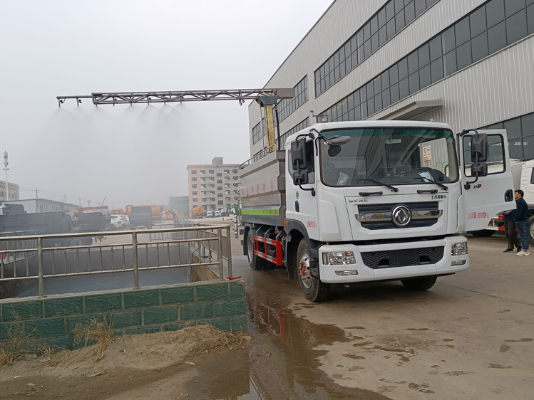 東風(fēng)D9免稅的鐵路抑塵車--12噸降塵灑水車_陜西多功能固化劑噴灑車_煤礦貨場(chǎng)壓制降塵