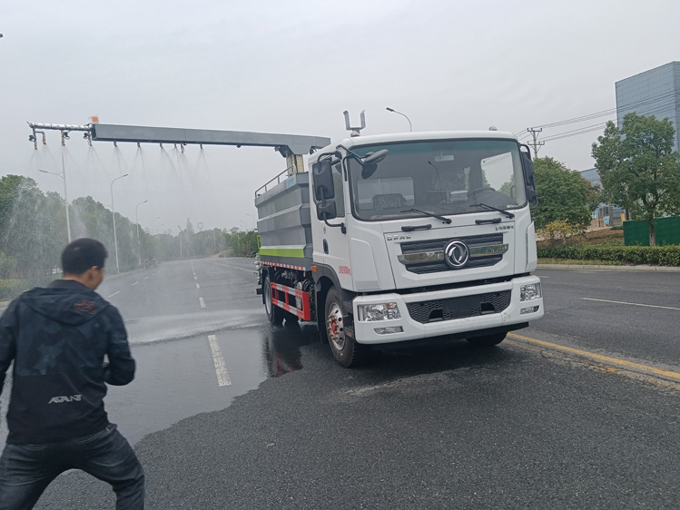 東風D9噴霧封層鐵路抑塵車-15方煤廠抑塵運輸車_榆林12方抑塵灑水車_霧化感應噴淋車_煤炭降塵車