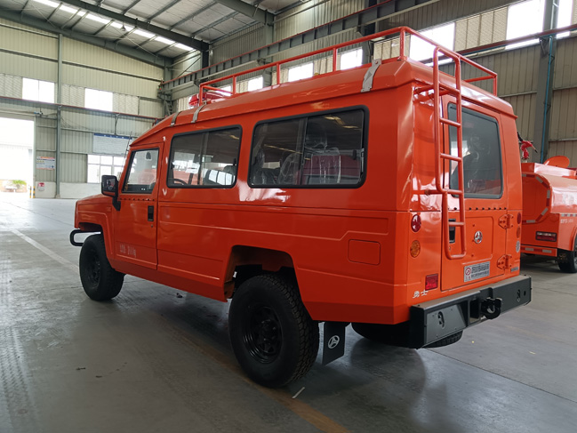 森林防火指揮車_2噸四驅(qū)消防灑水車_湖南廣東_越野供水車北汽勇士四驅(qū)森林救火消防車