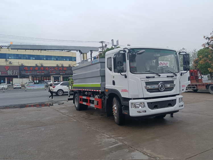 東風(fēng)D9自動(dòng)噴淋鐵路抑塵車-12噸自動(dòng)感應(yīng)噴灑_大同煤場抑塵灑水車_運(yùn)煤抑塵劑固化劑噴灑