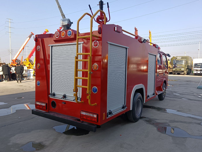 5噸消防灑水車多少錢_物業(yè)工廠小區(qū)消防車_1.5-3.5噸水罐消防車現(xiàn)車價格