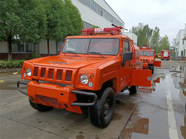 森林巡邏消防車_越野消防灑水車_內(nèi)蒙古遼寧_山區(qū)林場草原消防救火車_北汽勇士四驅(qū)森林防火指揮車
