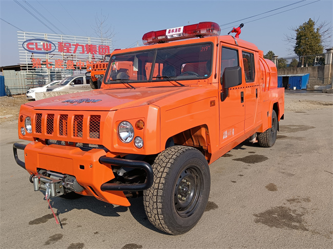 森林巡邏消防車_越野消防灑水車_內(nèi)蒙古遼寧_山區(qū)林場草原消防救火車_北汽勇士四驅(qū)森林防火指揮車
